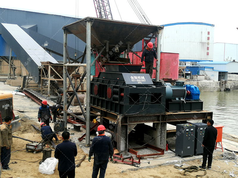 花崗巖對輥破碎機出料粒度多少？產量多大？